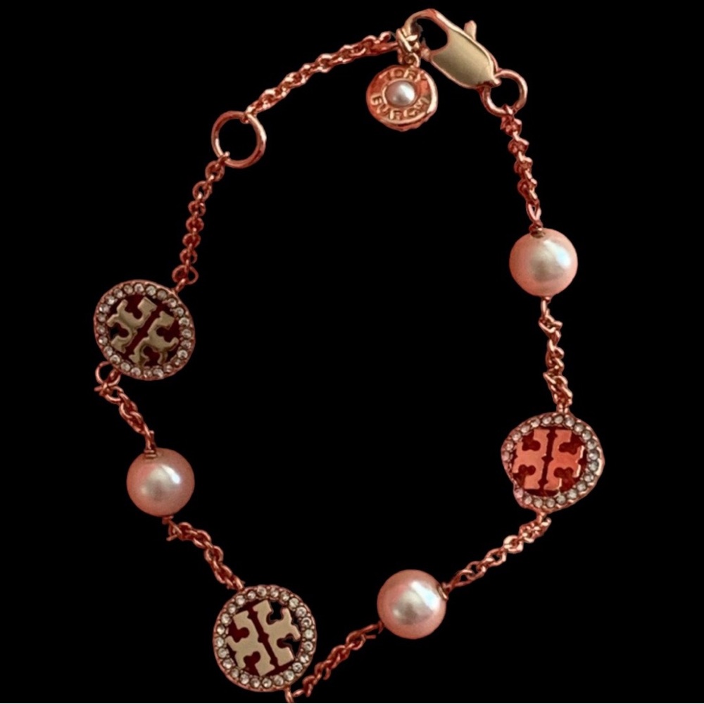Tory Burch
CRYSTAL PEARL LOGO 18k ROSE GOLD PLATED BRACELET